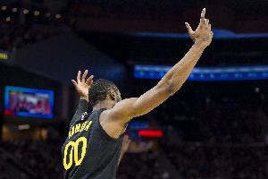 美记：勇士愿意放弃库明加 但球队需要利用他的薪资空间升级阵容