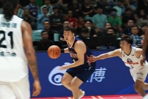 bsports-昨晚比赛中董健命中3记三分！进球时现场观众爆发出热烈欢呼！